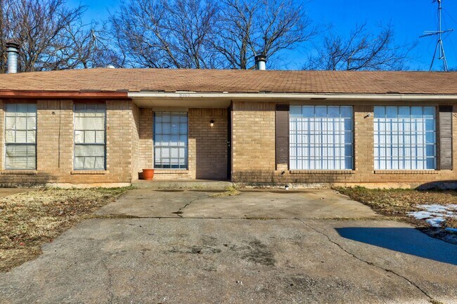 Building Photo - 2 Bedroom 1 Bathroom unit in MWC!
