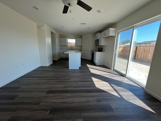 Foto del edificio - Beautiful brand NEW home for rent in Tulare, Ca