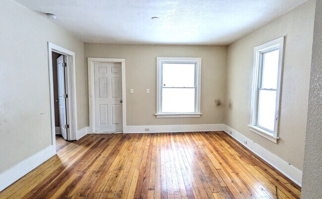 Foto del edificio - 1984 Hoyt- Large 3 bedroom 2 bath home