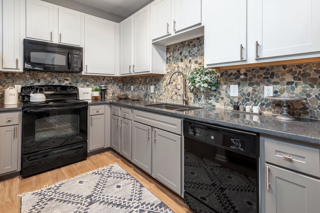 Building Photo - Luxe at 1820