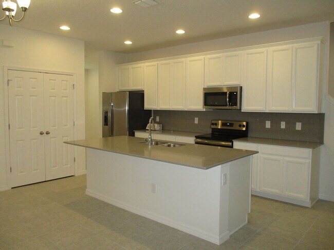 Foto del edificio - Beautiful 3BR/2.5BA Townhome in Ravenna Winter Garden!