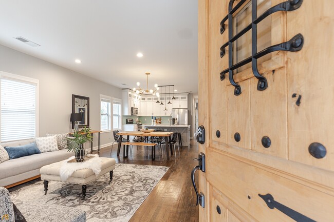 Foto del edificio - 1563 Pineview Terrace SW