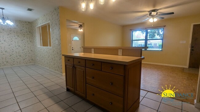 Foto del edificio - Centrally located home with MUST SEE Flori...