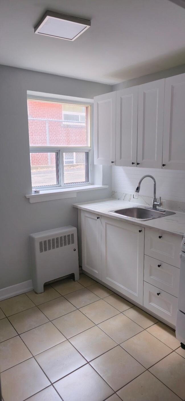 Building Photo - 1 Bedroom Apartment  on the Kingsway