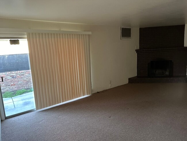 Building Photo - Desirable 2 Bedroom