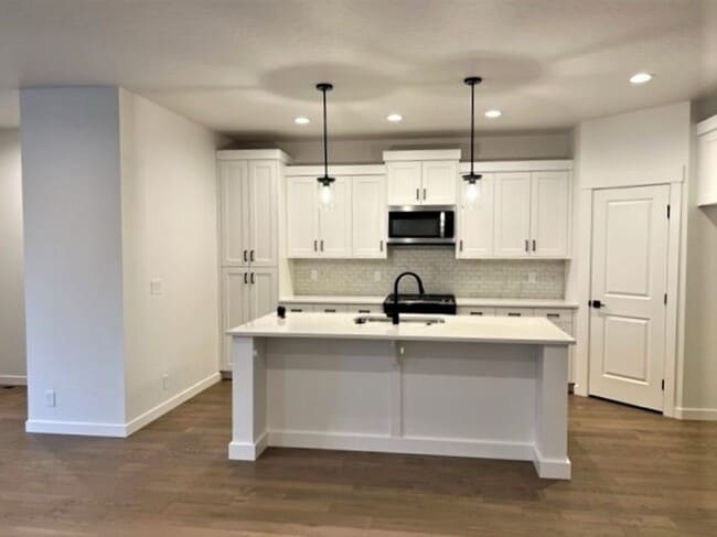 Building Photo - Brand new 3 bed 2.5 bath home just off Lak...