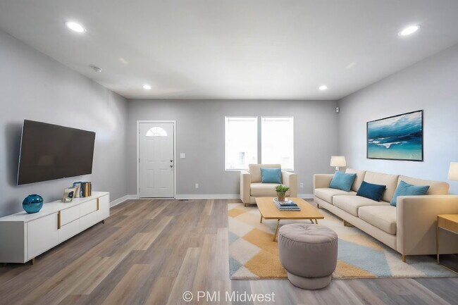 Building Photo - "Charming 3-Bed, 2-Bath Townhouse Retreat ...