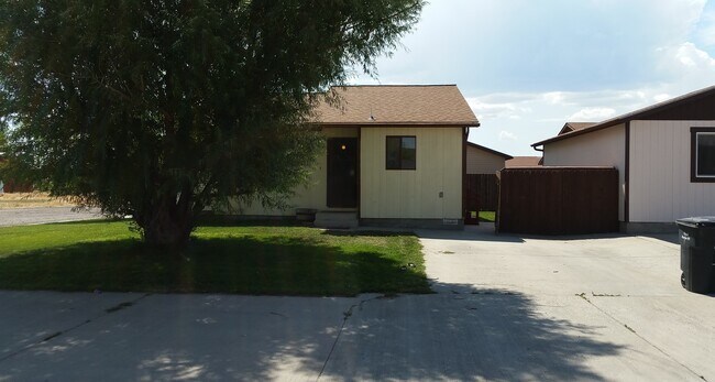Foto del edificio - 3 Bed, 1 Bath Home on Corner Lot with Nice...