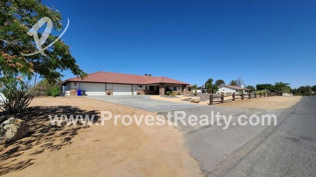 Foto del edificio - Huge 5 Bedroom, 2.5 Bath with 8 Car Garage...