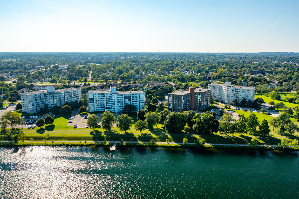 Primary Photo - Parkway Village