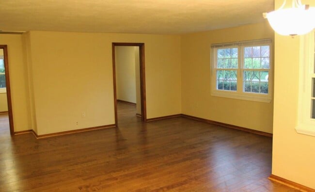 Building Photo - 106 Elmwood Dr