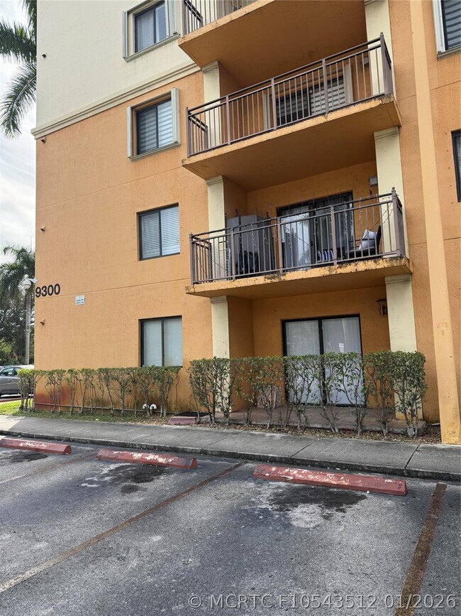 Building Photo - 9300 Fontainebleau Blvd