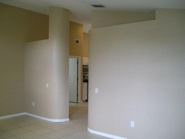 Building Photo - 3-Bed, 2-Bath, 2- Car Garage in Valrico