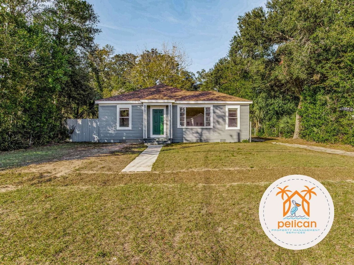 Primary Photo - Cozy 2 Bedroom House with Large Yard in Pe...