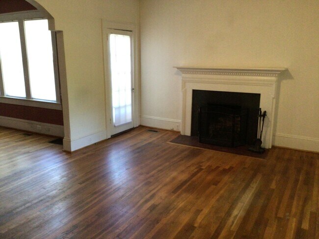 Foto del edificio - Charming 1920s Bungalow Near Five Points – Available Now!