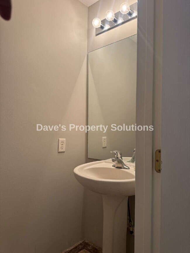 Foto del edificio - Beautiful and Spacious Townhome