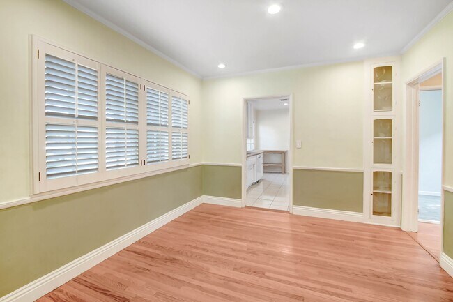 Building Photo - 902 Palo Alto Dr