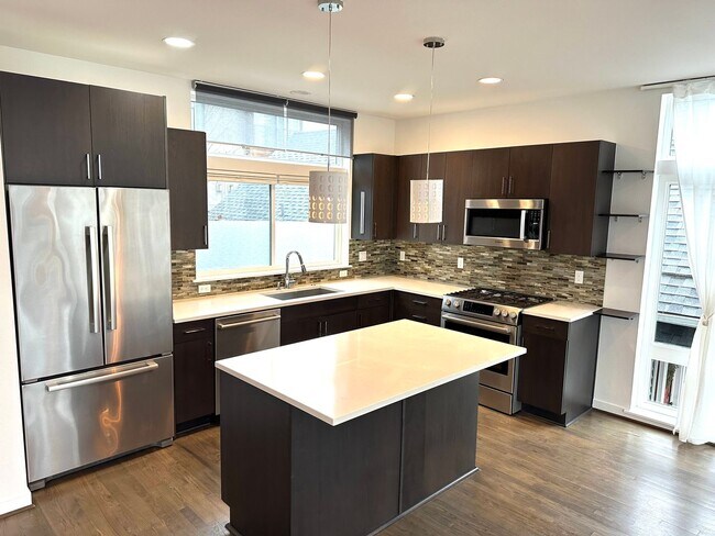 Building Photo - New Listing!! Stunning 3 Bed, 2.5 Bath, Ba...