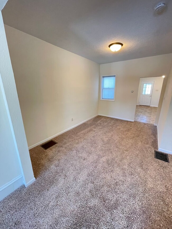 Building Photo - AVAILABLE FEBRUARY 1 - 3 Bed, 1 bath House!