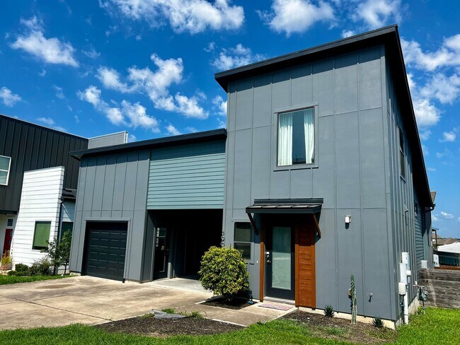 Foto del edificio - Contemporary 2/2 + Loft Home in Hot East Austin Neighborhood