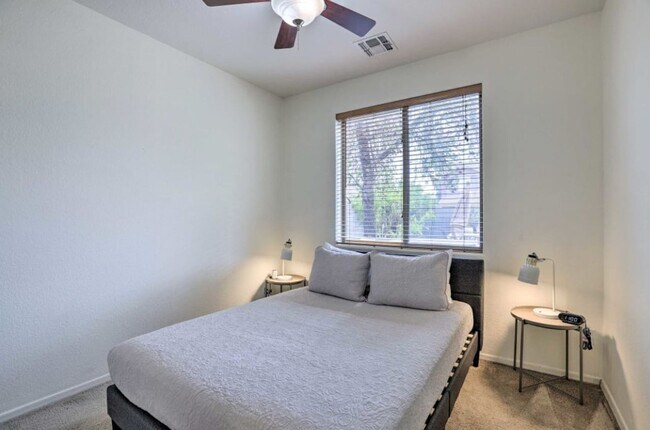 Foto del edificio - Coming Soon!! Gorgeous Fully Furnished 6 b...