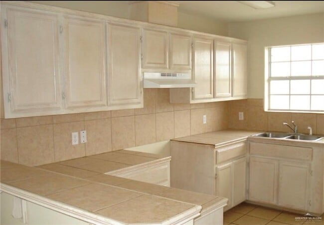 Building Photo - 719 W Sherryl Ave