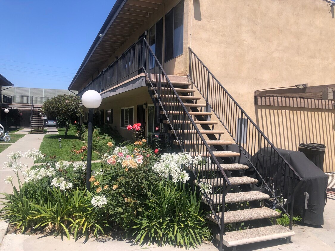 Inner courtyard - 5535 Ackerfield Ave