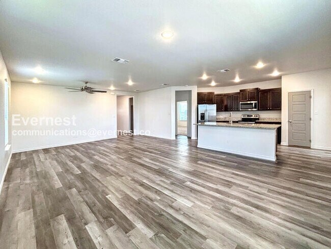 Building Photo - Limited Time Special Offer / 3 Bed/2 Bath Home with Garage / Pet-Friendly / Available Now!