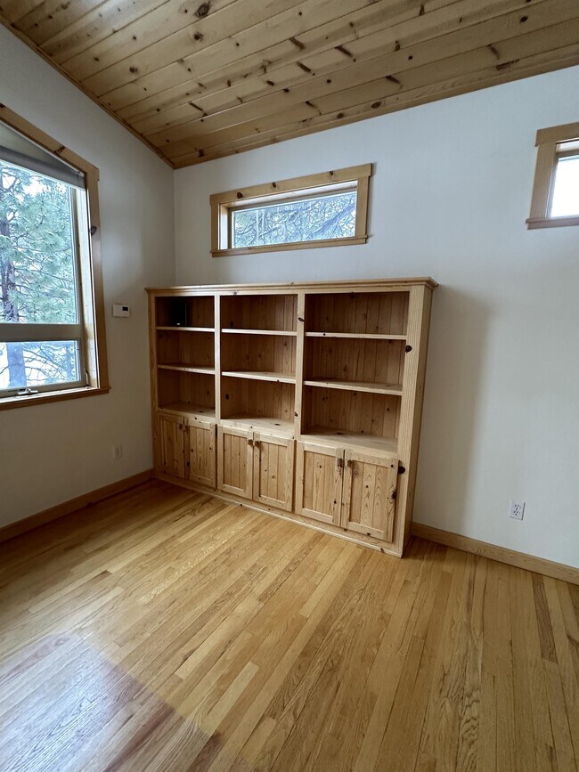 Building Photo - 849 Nahane Dr