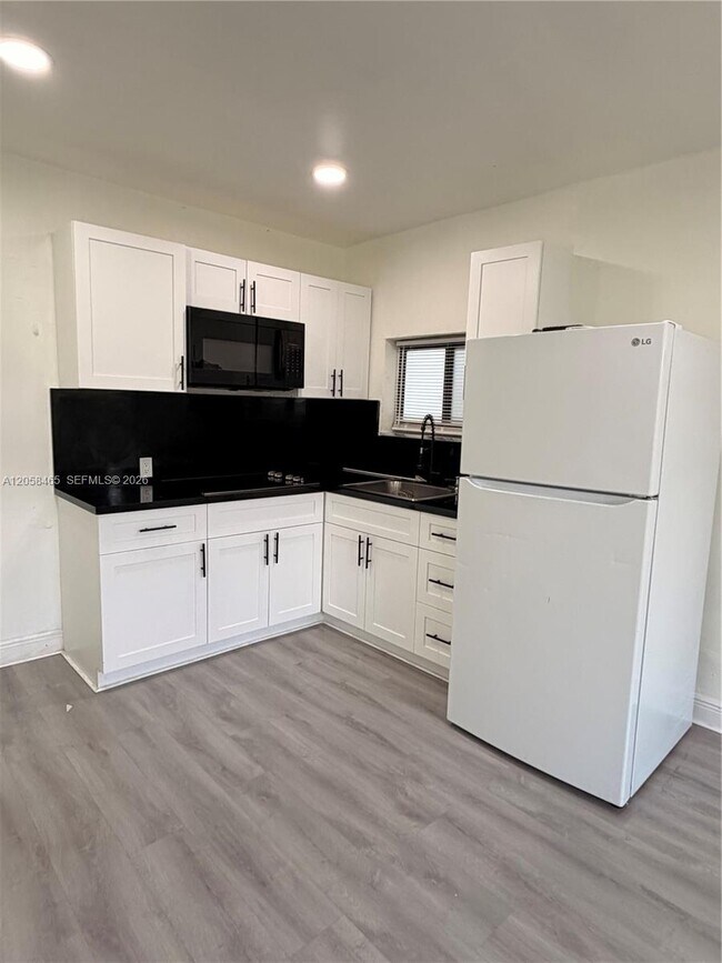 Foto del edificio - 3115 SW 18th St