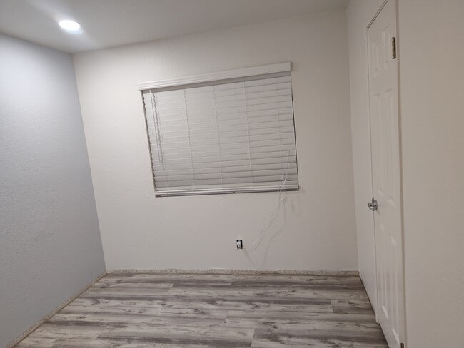 El segundo dormitorio ofrece espacio adicional para trabajar o quizás para hacer ejercicio. - 1365 Crafton Ave