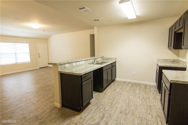 Building Photo - 3 br, 2.5 bath House - 2077 Oakwood Forest Dr