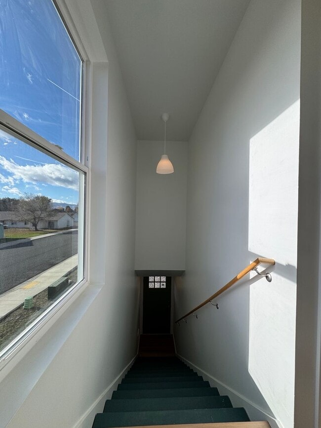 Building Photo - 1BR, 1BA with Huge Garage