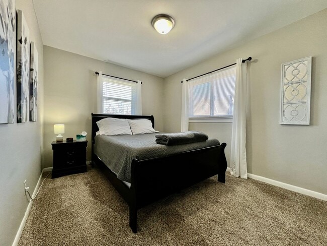 Foto del edificio - Welcoming Two Bedroom Apartment on Whitaker