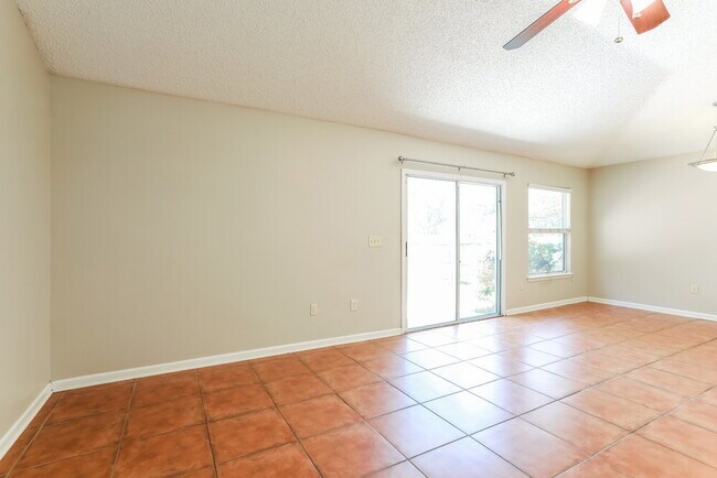 Foto del edificio - 8073 Leafcrest Dr