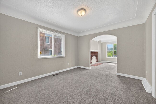Foto del edificio - Spacious 3 bed 1.5bath Brick Colonial **Open House Sat June 6th from Noon to 1pm**