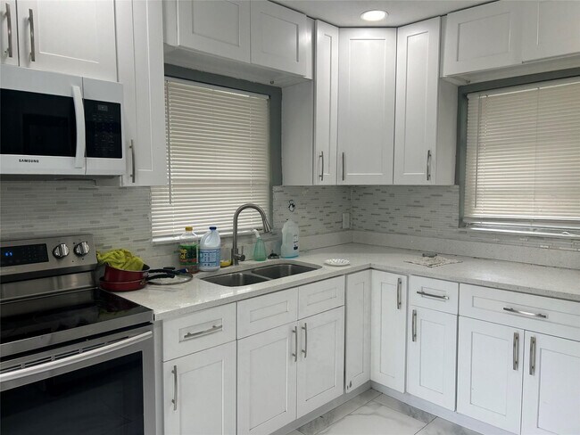 Foto del edificio - 2218 Roosevelt St