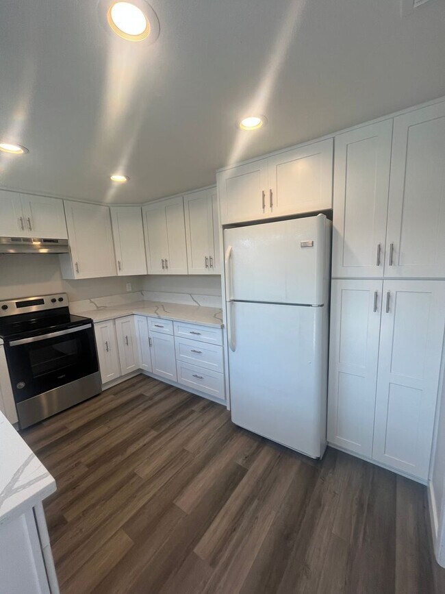Building Photo - 2BD 2BA Condo with 1 Car Assigned Parking ...