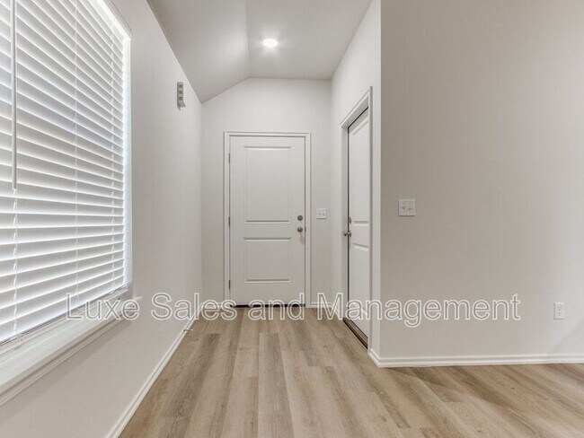 Building Photo - 1525 Pavy Wy