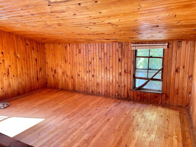 Building Photo - 10 Maple St