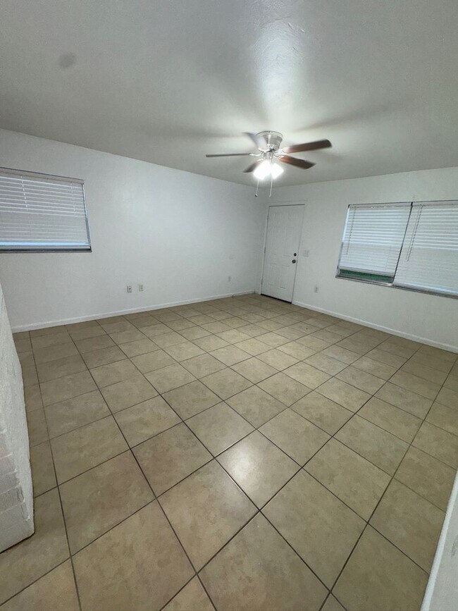 Foto del edificio - 1633 NE 70th St