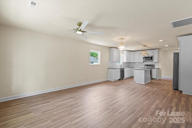 Building Photo - 2892 Shady Ln Ave