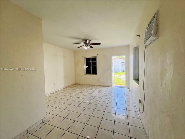 Foto del edificio - 3072 SW 16th St
