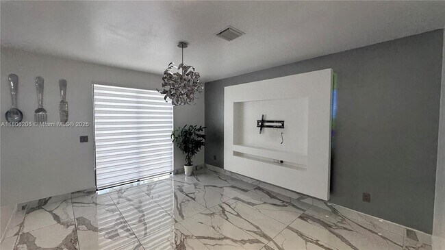 Foto del edificio - 3368 W 108th St