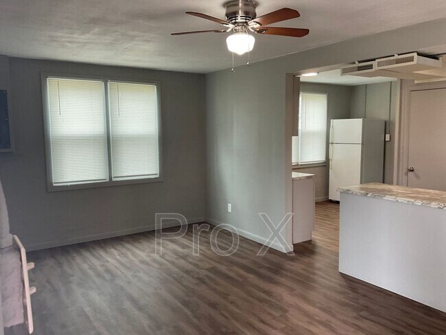 Foto del edificio - 304 E Park St