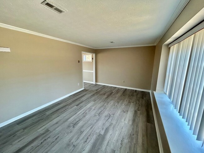 Building Photo - 7953 Meadow Dr