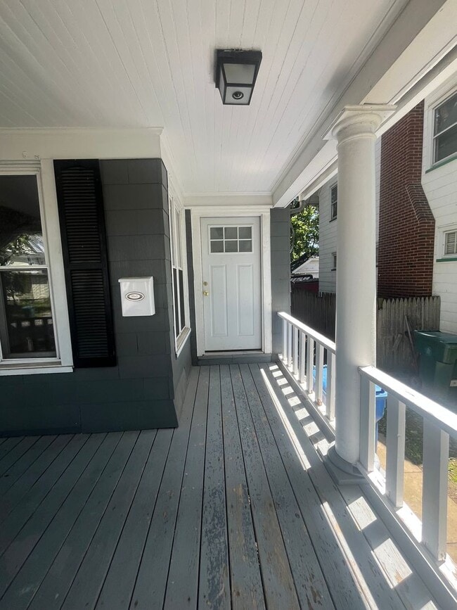 Building Photo - 256-258-258 Woodbine Ave