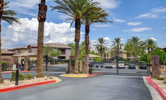 Foto del edificio - GORGEOUS 3 BEDROOM / 2 FULL BATH CONDO UNIT IN A GATED COMMUNITY WITH ATTACHED 2 CAR GARAGE!