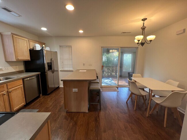 Foto del edificio - 2 Bedroom 2.5 Bath Furnished Townhome in Beresford Commons