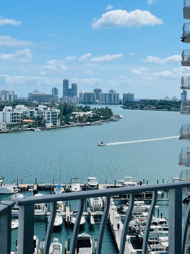 Foto del edificio - 7601 E Treasure Dr
